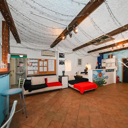 The Lazy Monkey Hostel & Apartments-3